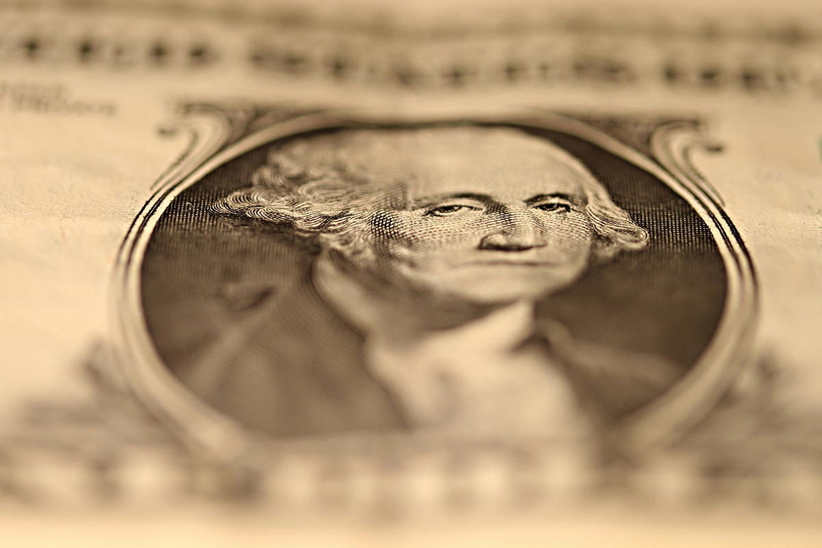 Доллар ползет вверх: какие курсы валют сложились на последних торгах недели