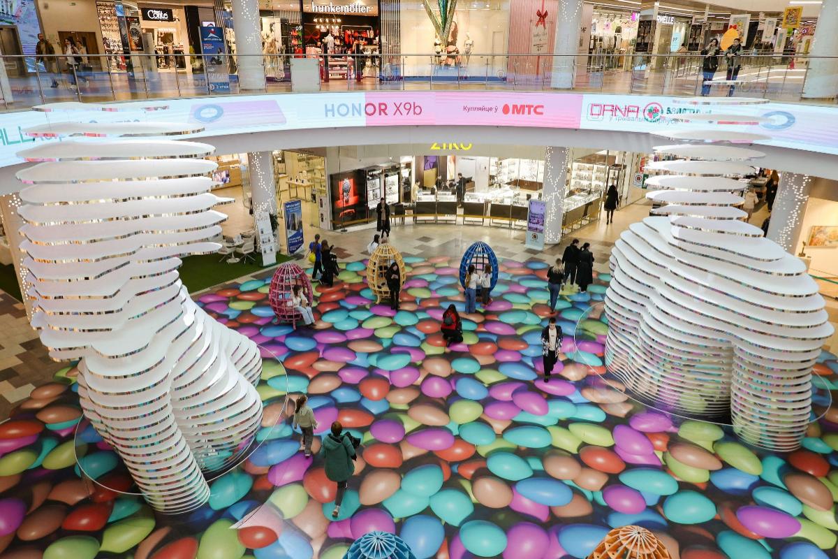 В ТРЦ Dana Mall открылась яркая инсталляция в честь Пасхи – фотофакт