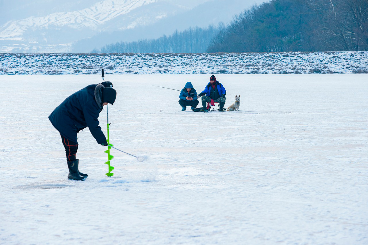 Как безопасно заниматься зимней рыбалкой – рассказали в ОСВОДе