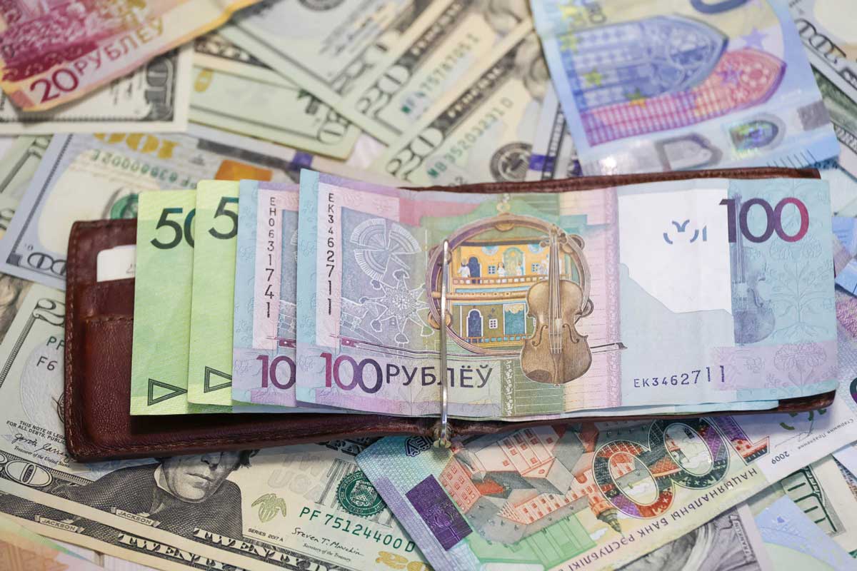 Доллар плавно падает второй день подряд – за ним и российский рубль