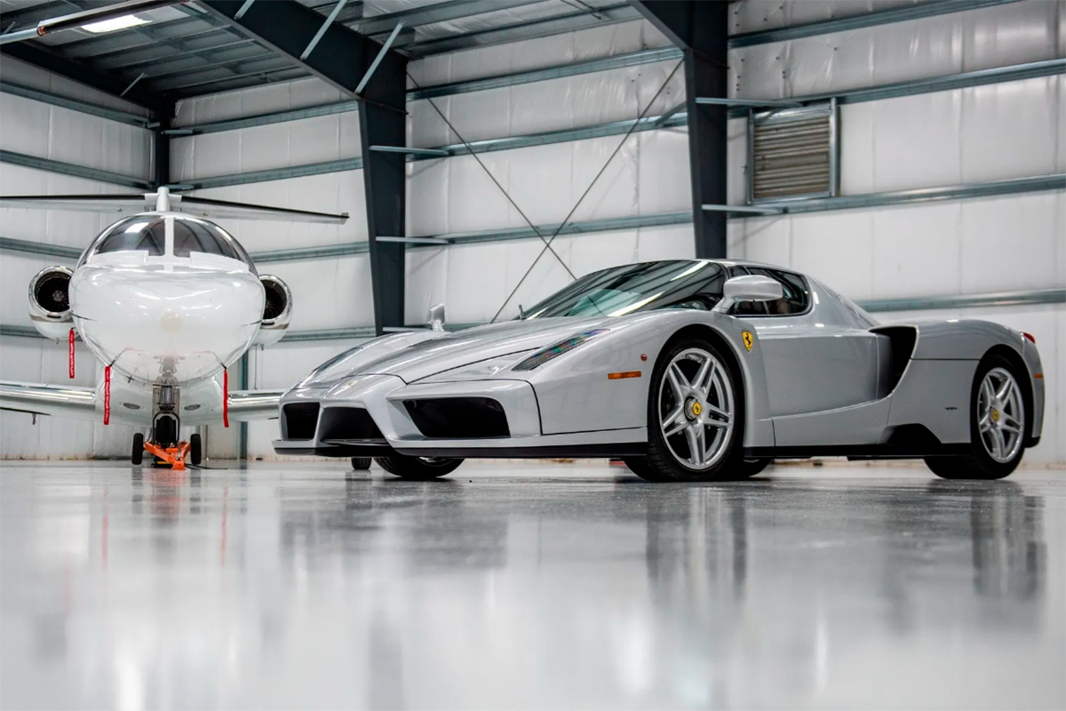 20-летний Ferrari Enzo продают с салоном в заводской пленке