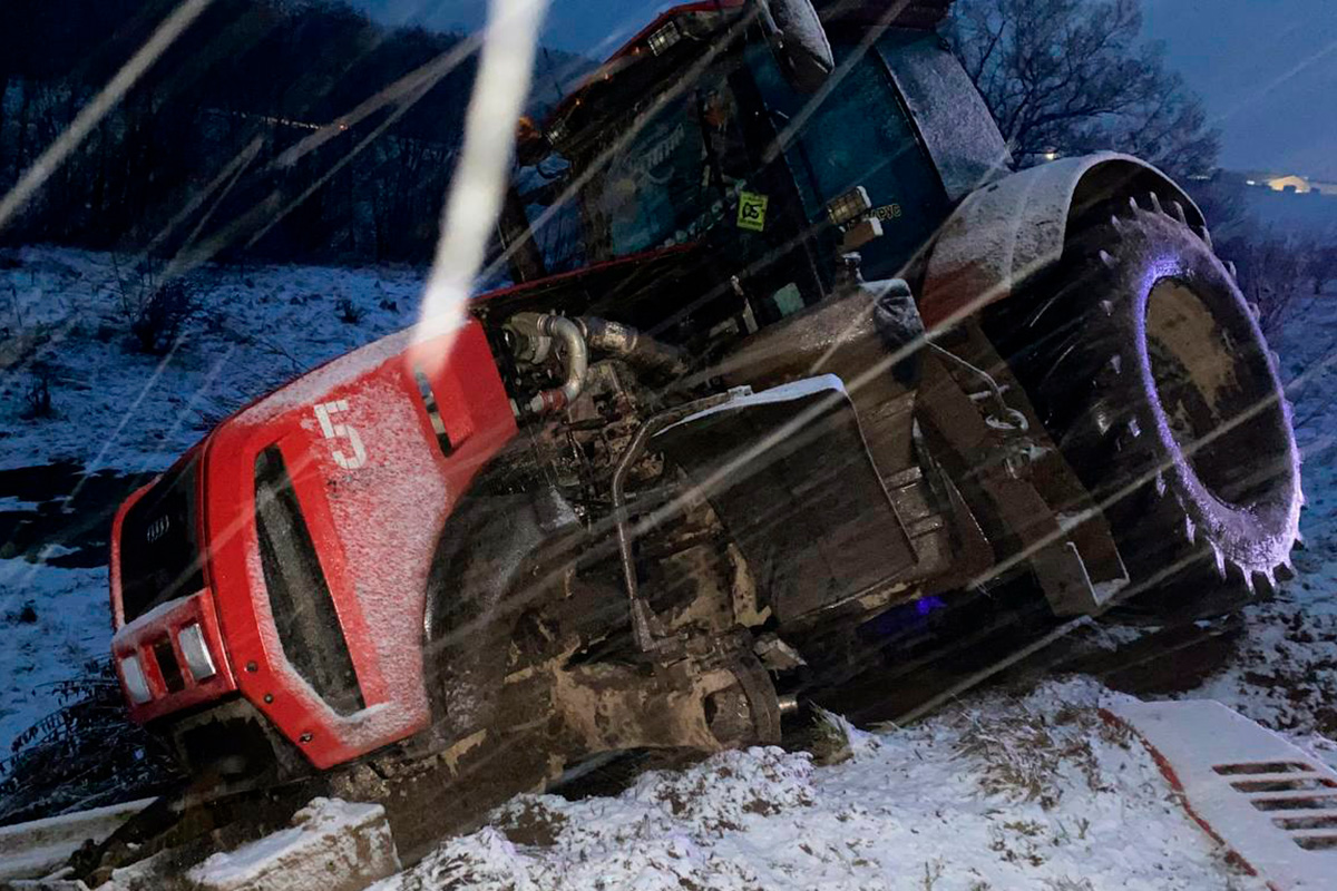 BMW столкнулся с трактором – водитель иномарки погиб