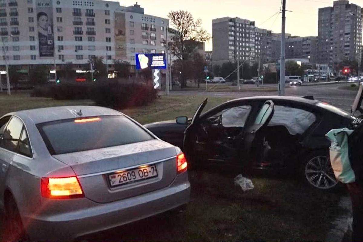 В Минске пьяный водитель Audi на скорости влетел в BMW на кольце – видео