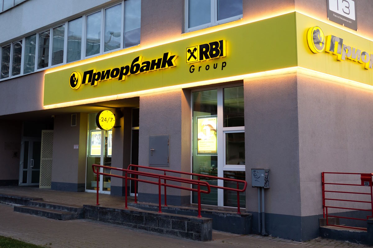 "Приорбанк" отключил банкоматы и терминалы в трех городах – что произошло