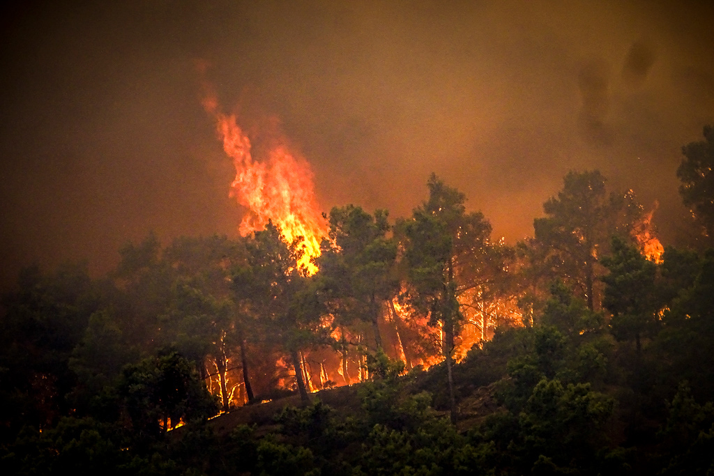 С греческого Родоса эвакуируют 30 тысяч человек из-за пожаров и жары