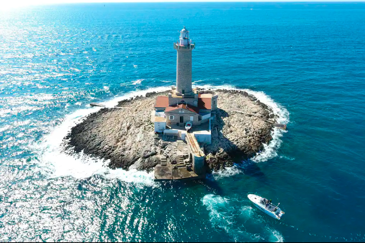 Можно себе позволить: в Хорватии сдают в аренду целый остров с маяком за €135
