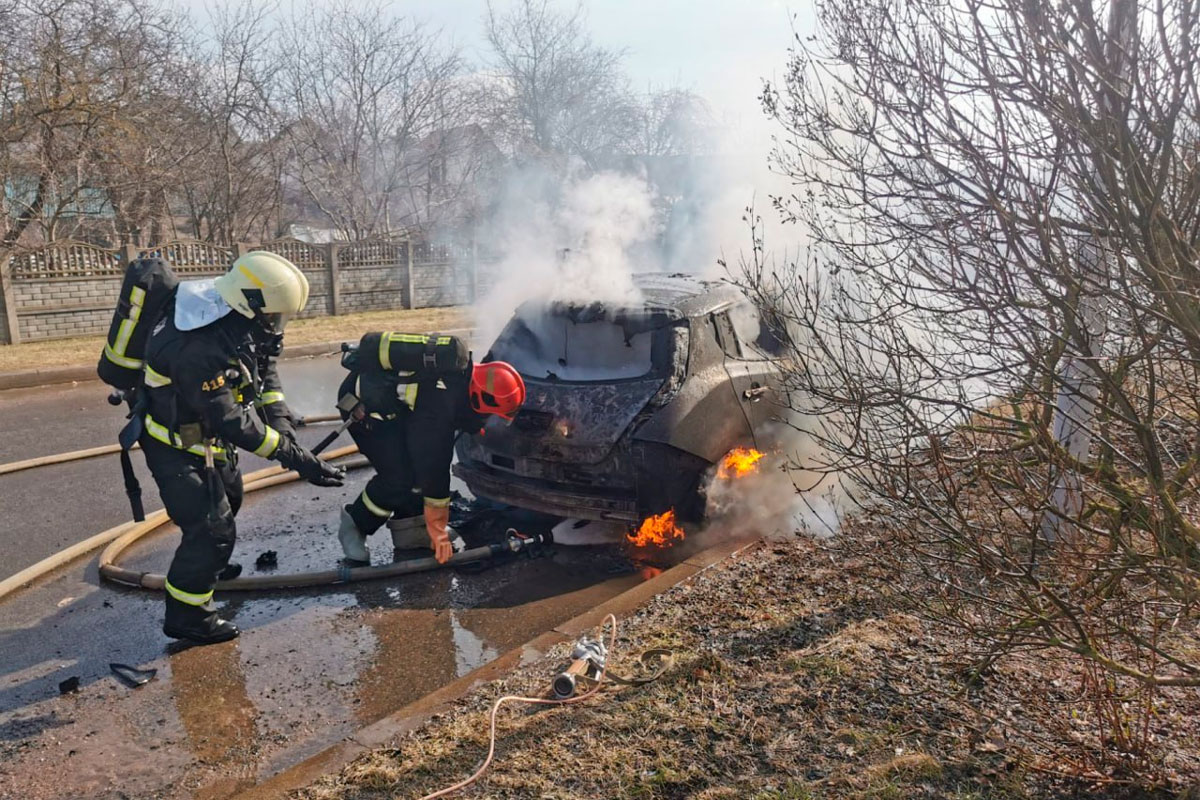 МЧС: В Минске открытым пламенем горел электромобиль Nissan Leaf