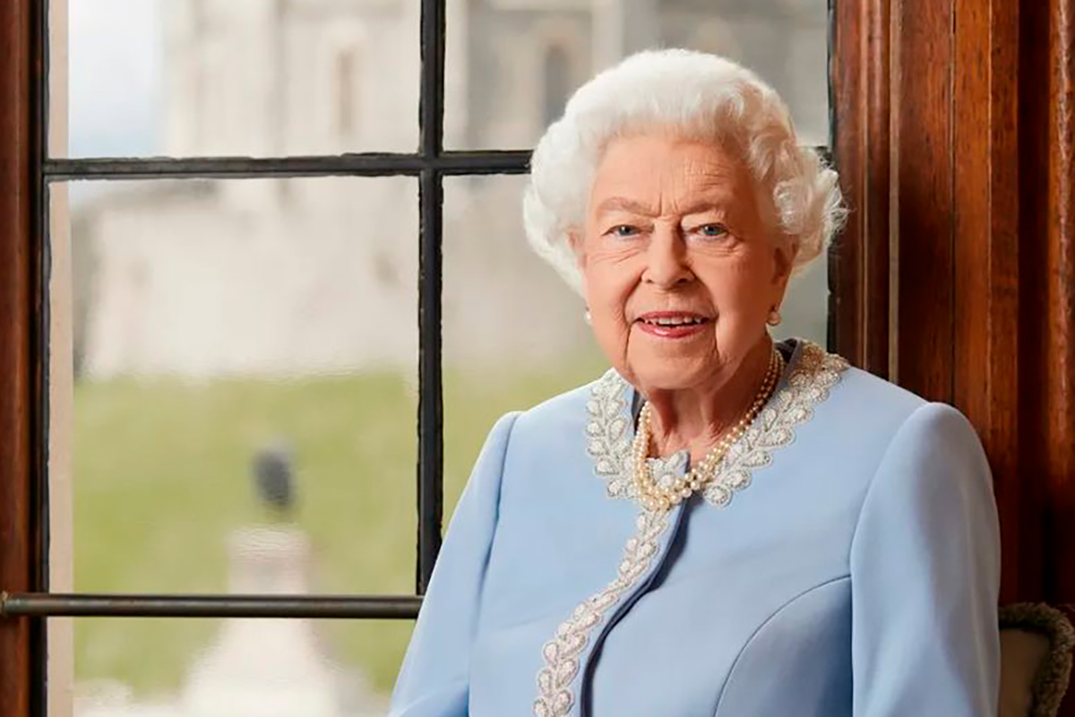 God Save the Queen: Елизавета II представила новый портрет в честь юбилея