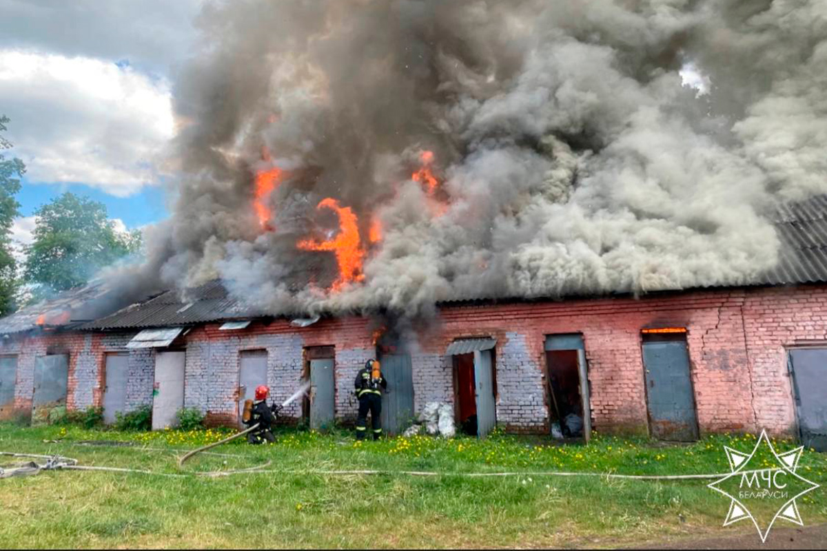 В Минске открытым пламенем горели склады