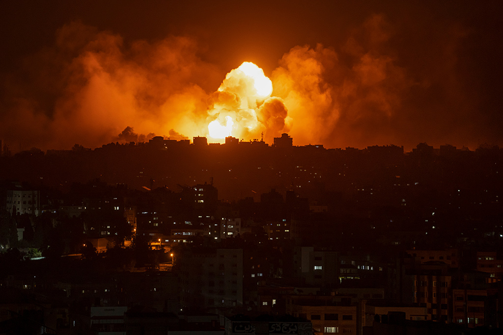 "Ни еды, ни топлива": Израиль объявил о полной блокаде сектора Газа