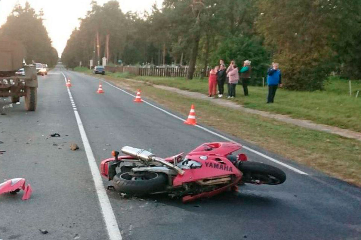 В Мядельском районе мотоциклист и его пассажирка погибли в аварии
