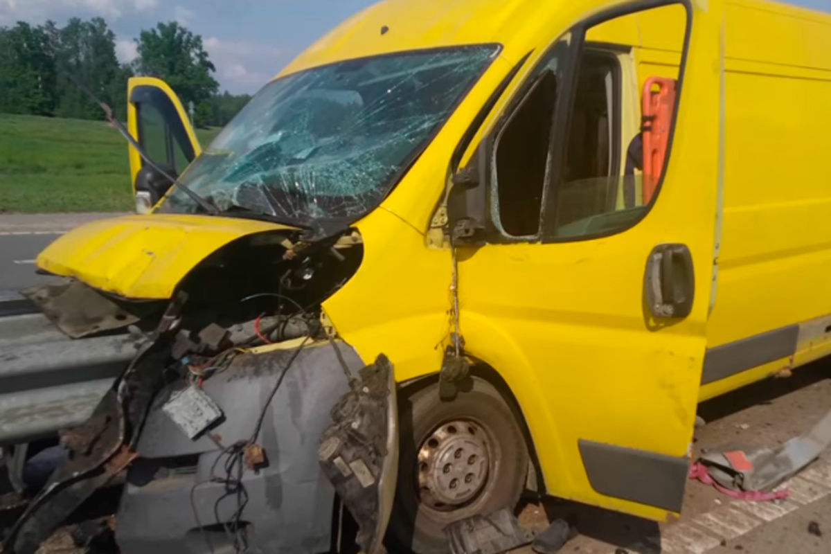 Под Бобруйском микроавтобус врезался в ограждение – водитель погиб