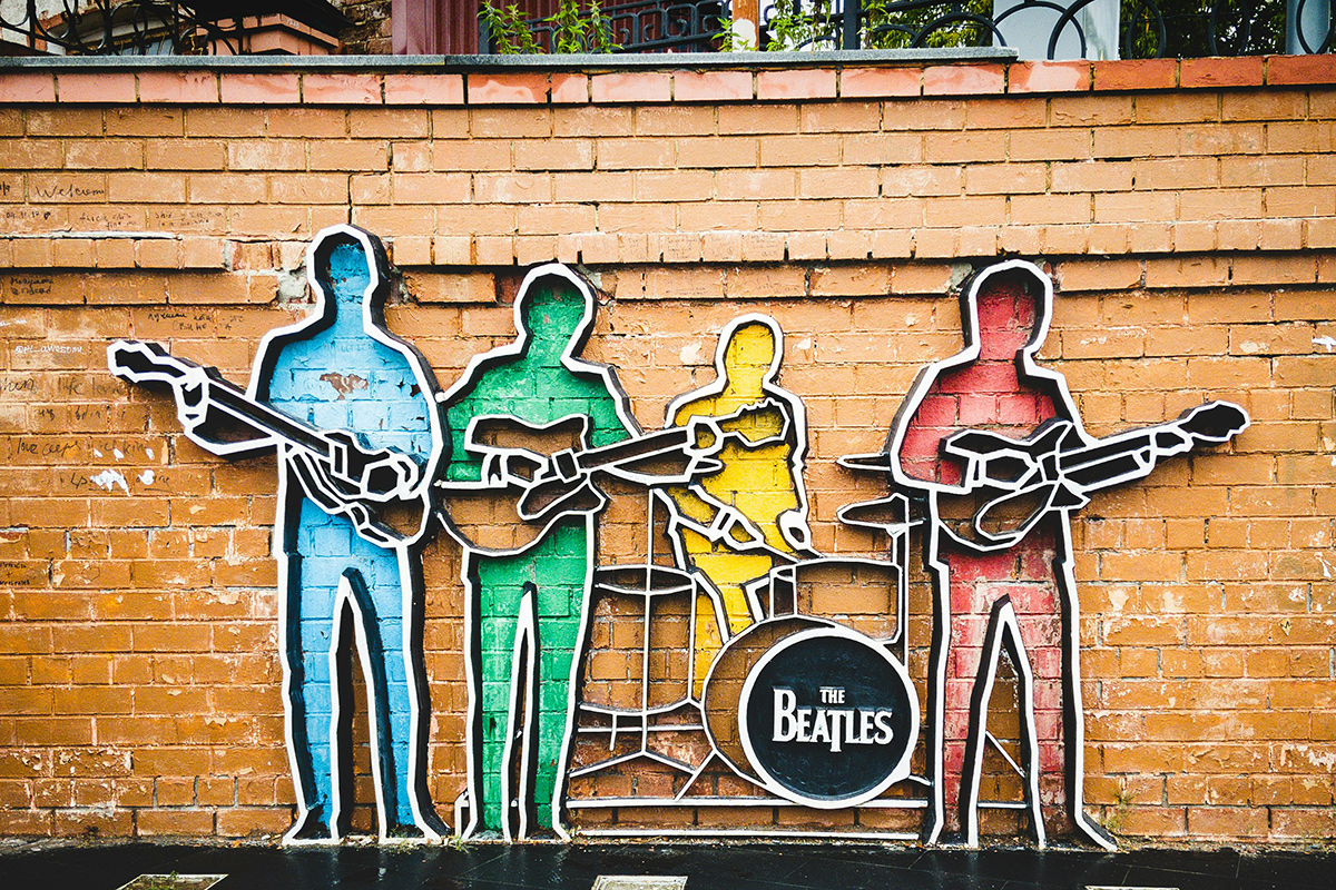 О рок-группе The Beatles снимут четыре байопика