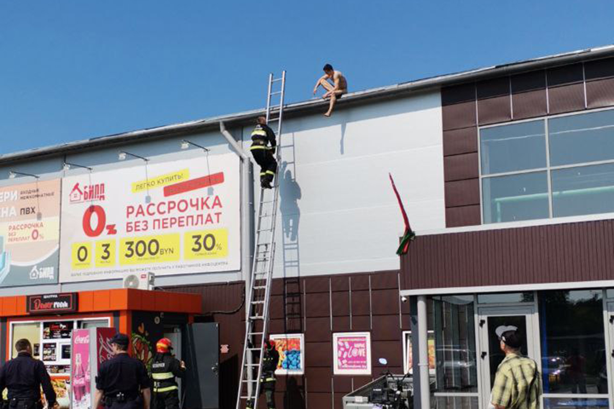 Своя атмосфера: голый мужчина отдыхал на крыше магазина в Барановичах