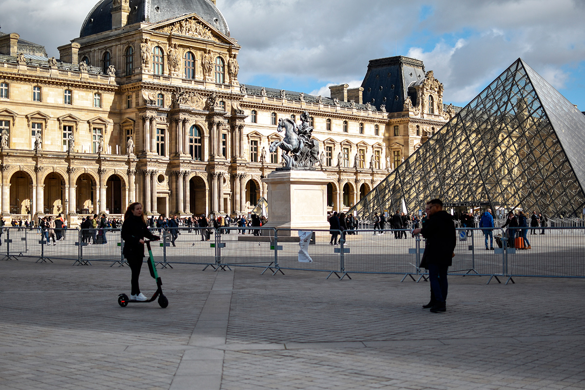 Проблему с прокатными самокатами в Париже решили вынести на референдум