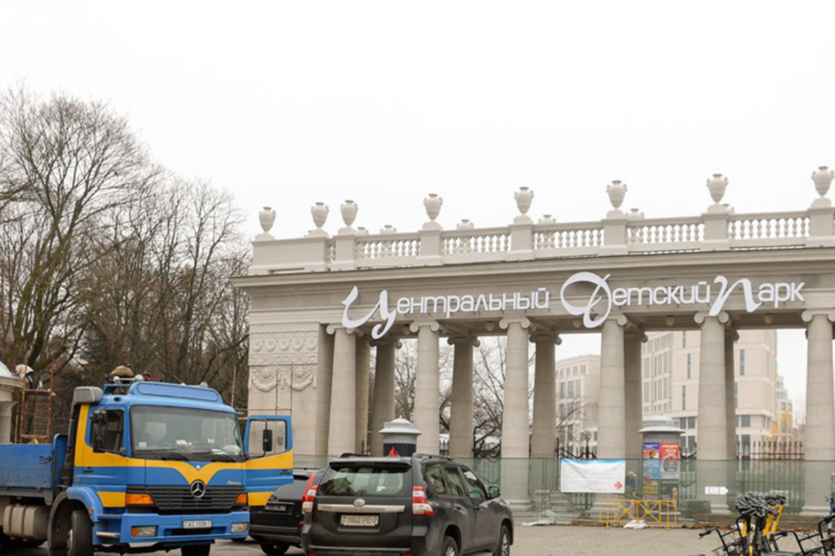 Реконструкцию входной арки в парк Горького продлили – и вот почему