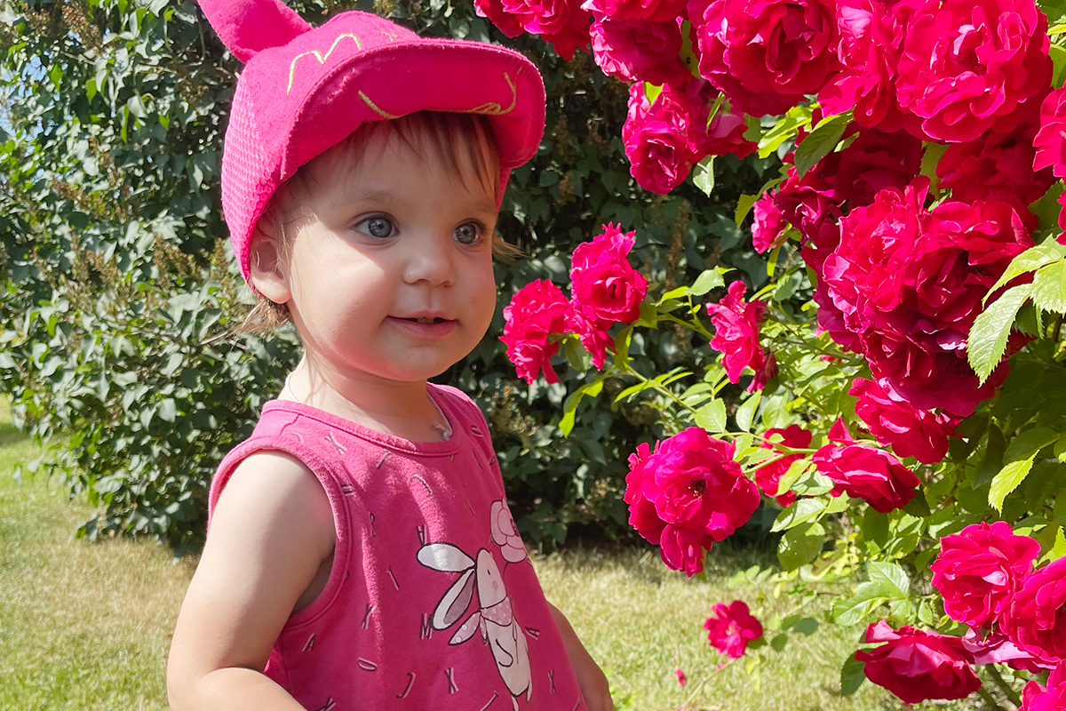 Во второй раз учится ходить: двухлетнюю малышку с опухолью спасают всем миром