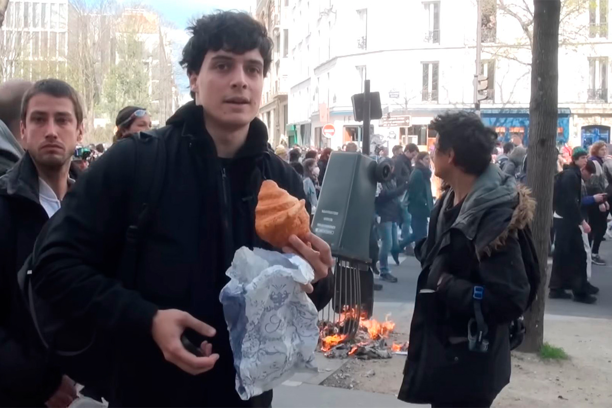 Блогер оценил круассаны в Париже во время протестов, но что-то пошло не так