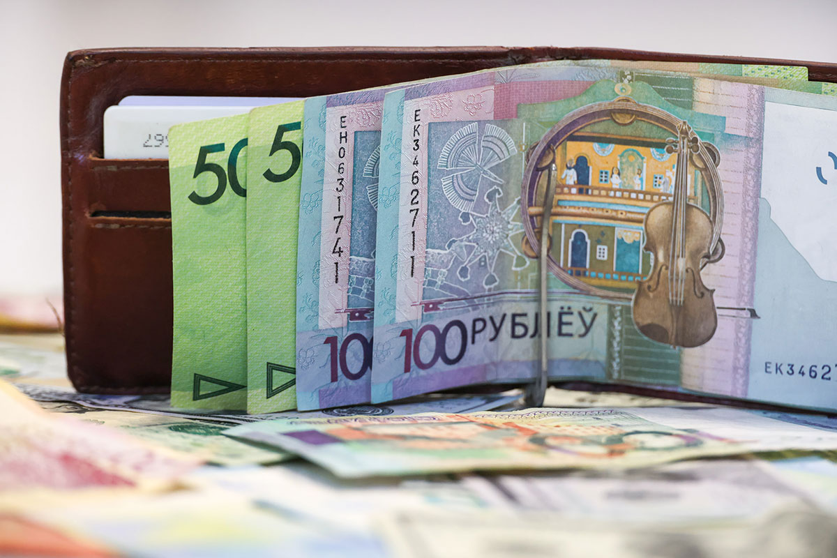 Аналитики рассказали, почему в Беларуси растут зарплаты