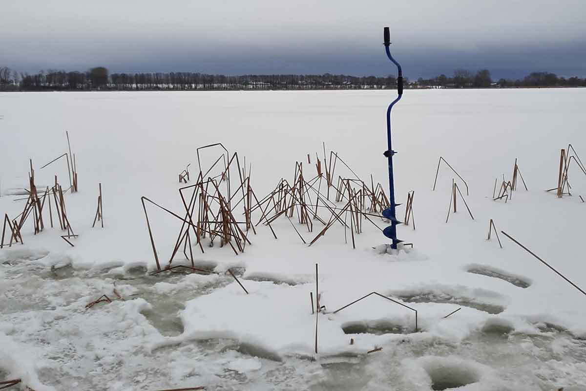 В Барановичах рыбак провалился под лед – его успели спасти