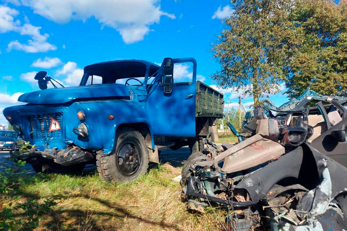 В Барановичском районе грузовик ГАЗ не уступил BMW – есть погибший