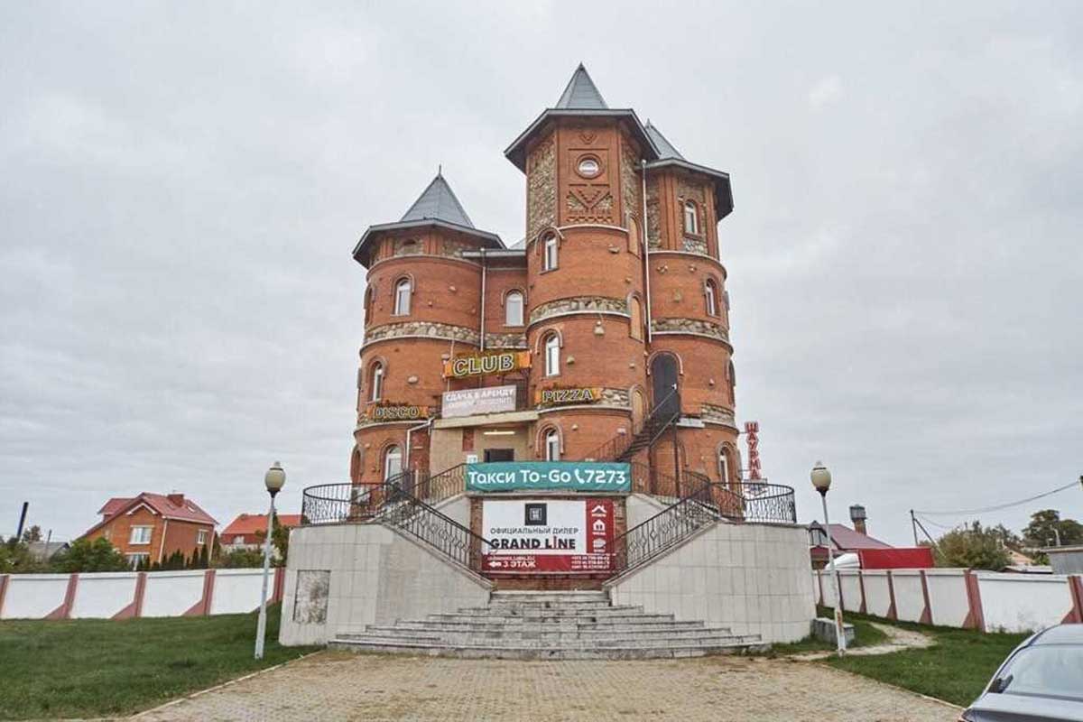 Целый замок продают в Минской области – цена поистине королевская